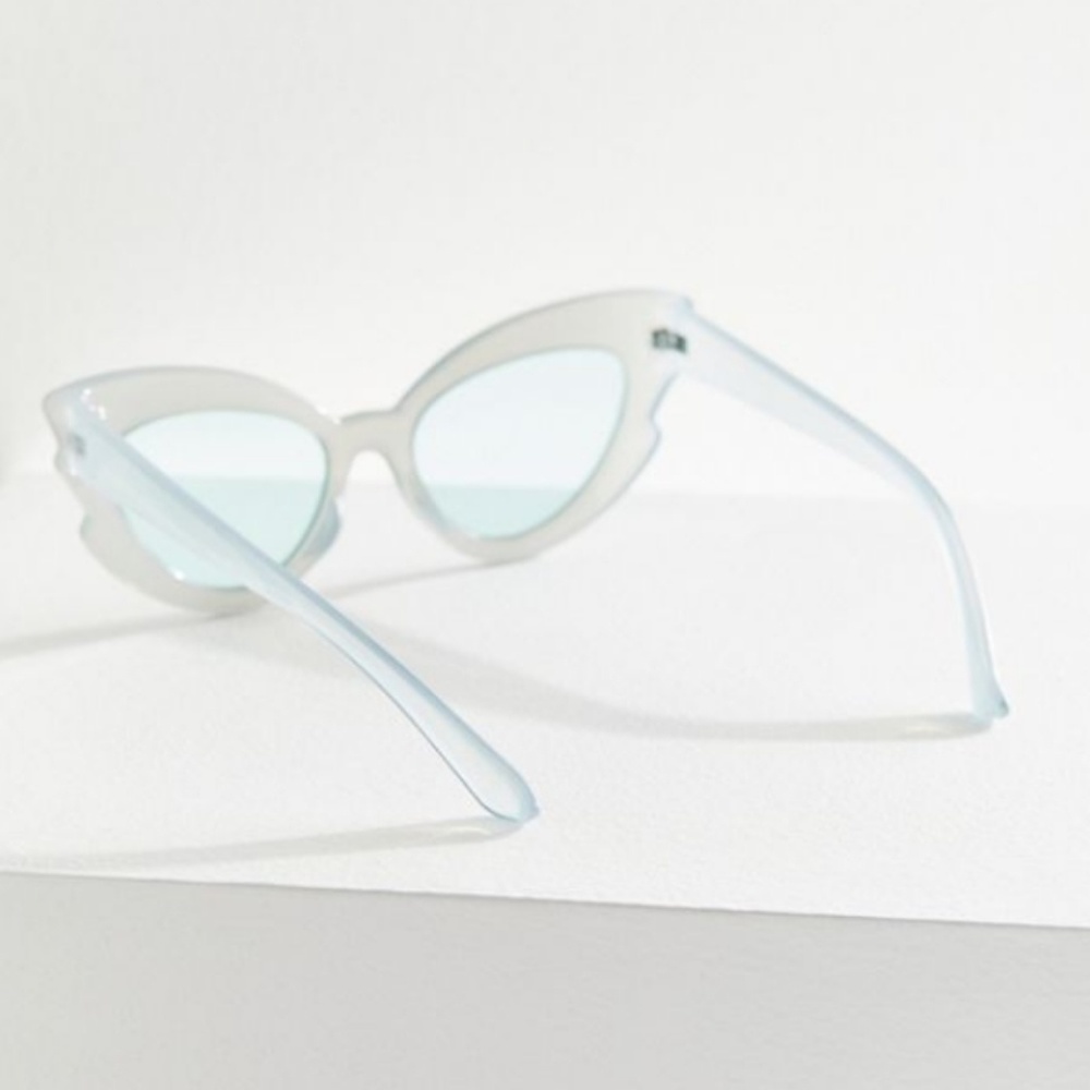 NWT UO NINE LIVES OVERSIZED CAT-EYE SUNGLASSES - Picture 3 of 3